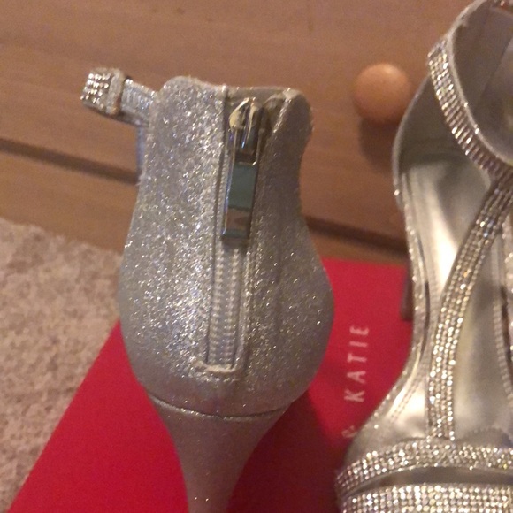 Size 6.5 dressy silver heels - Picture 3 of 5